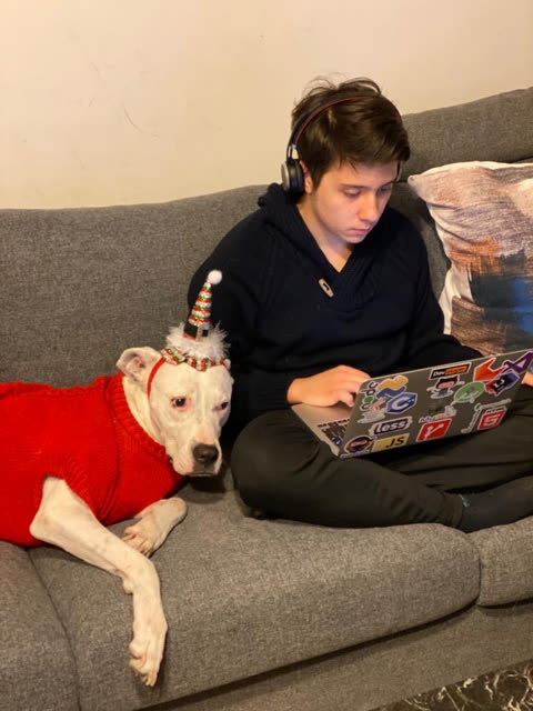 Göktürk lise yıllarında köpeğiyle kanepede kod yazarken.