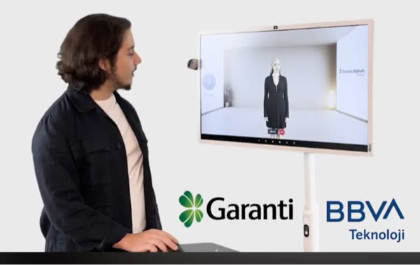 Garanti BBVA Teknoloji tabelalarının bulunduğu bir sunumda ekrana yansıtılan Nova Replica avatarı.